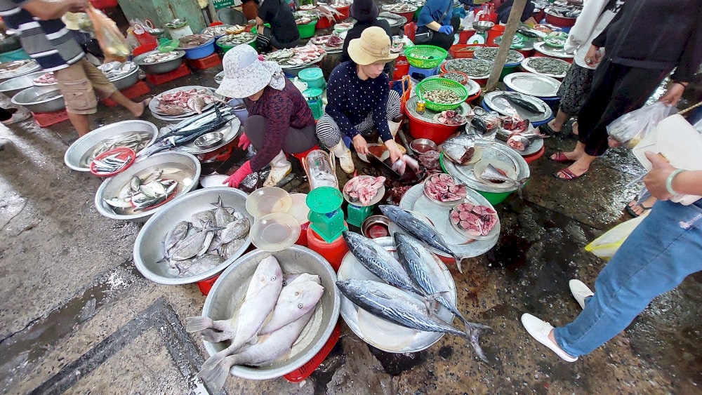 Fresh seafood at the market is known for its quality and freshness, making it an ideal choice for a hearty local meal